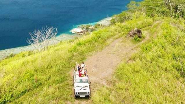 ボラボラ島 4WD＆スノーケリングサファリ コンボツアー（ランチ付き）