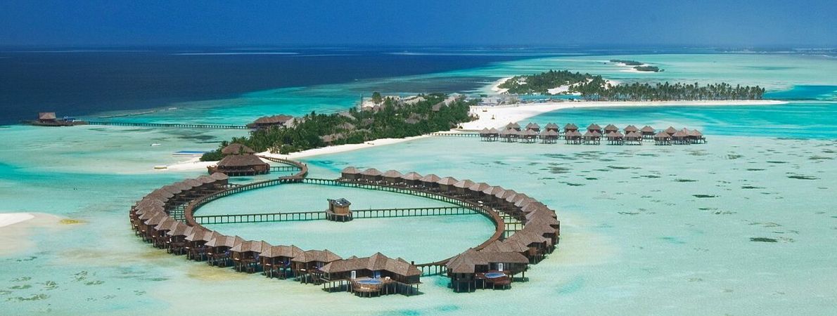 ピュアホワイトの美景に包まれた4タイプの水上ヴィラ